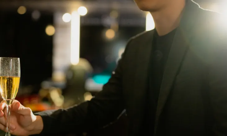 一人でお酒を飲む男性