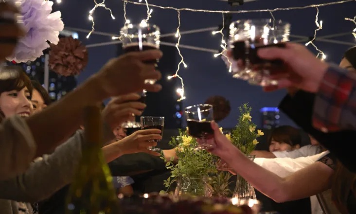 大勢で乾杯する様子
