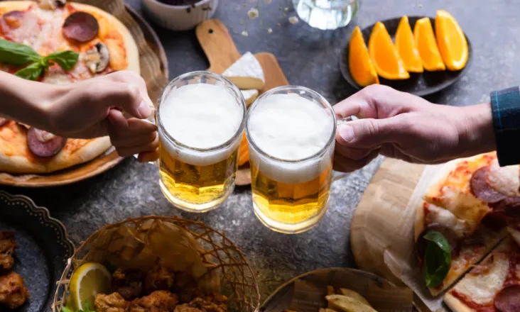 ビールで乾杯するカップル